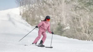 Skieuse sur une piste enneigée à La Bresse Lispach, illustrant le ski en famille et le ski de fond dans la station vosgienne durant la saison hivernale 2026.