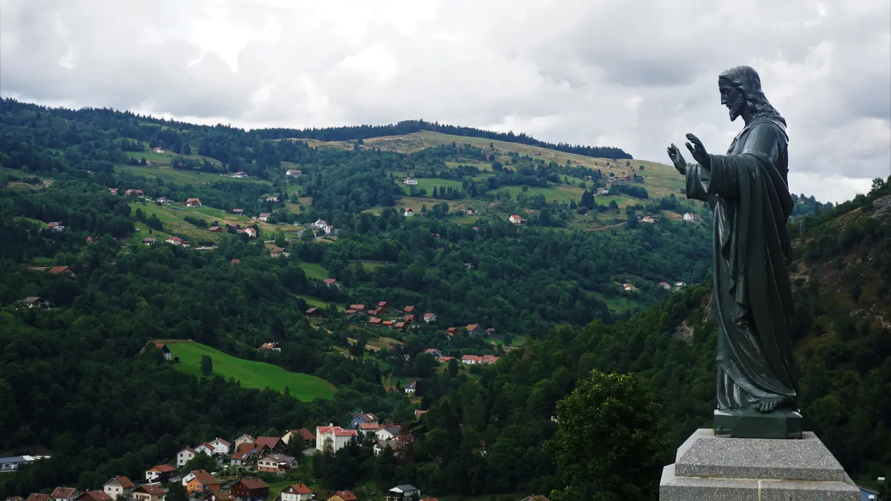 Statue dominant La Bresse avec vue panoramique sur la vallée vosgienne, activités touristiques et paysages à découvrir en 2026.