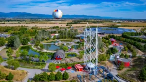 Vue aérienne du Parc du Petit Prince avec attractions, montgolfière et manèges en Alsace – guide, avis et nouveautés 2026