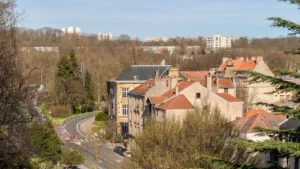 Panorama urbain en Lorraine avec maisons traditionnelles et collines boisées – guide pratique pour visiter la région en 2026