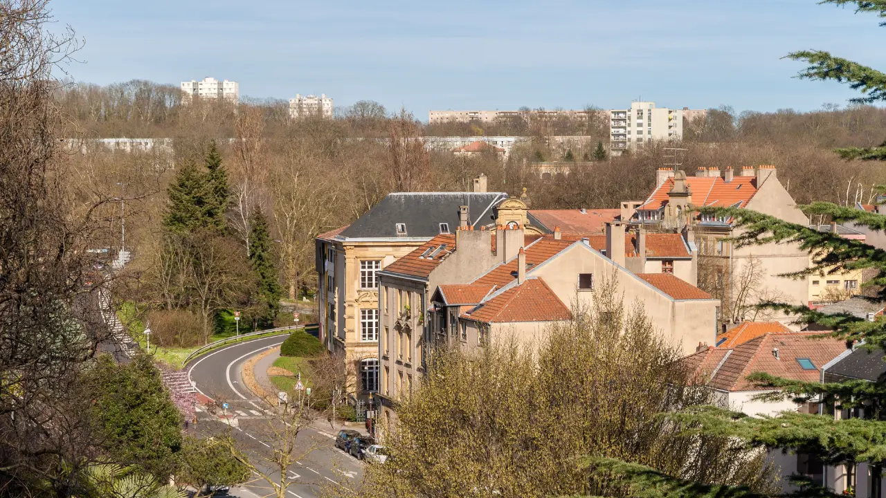 Panorama urbain en Lorraine avec maisons traditionnelles et collines boisées – guide pratique pour visiter la région en 2026